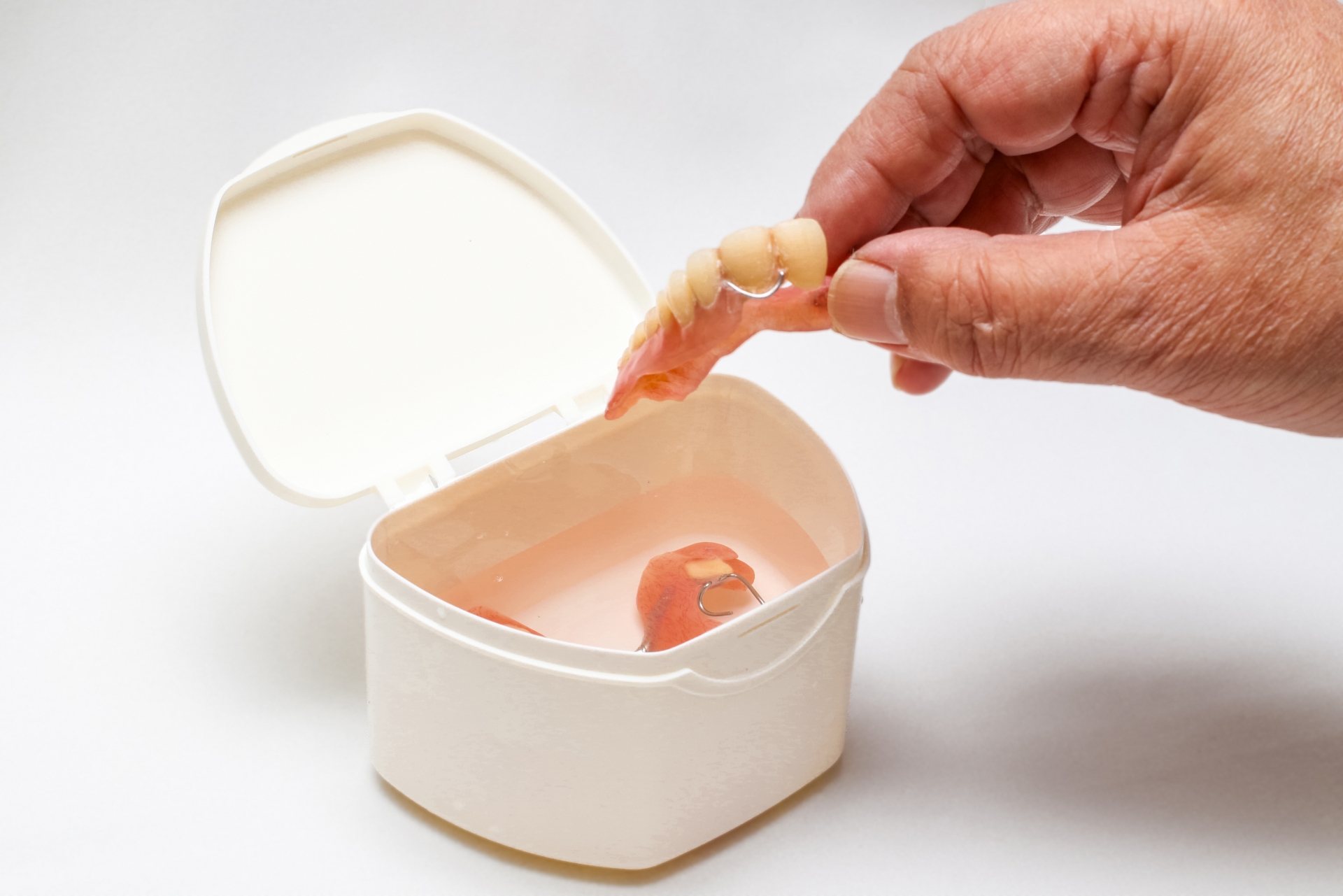 毎日の入れ歯のお手入れ方法